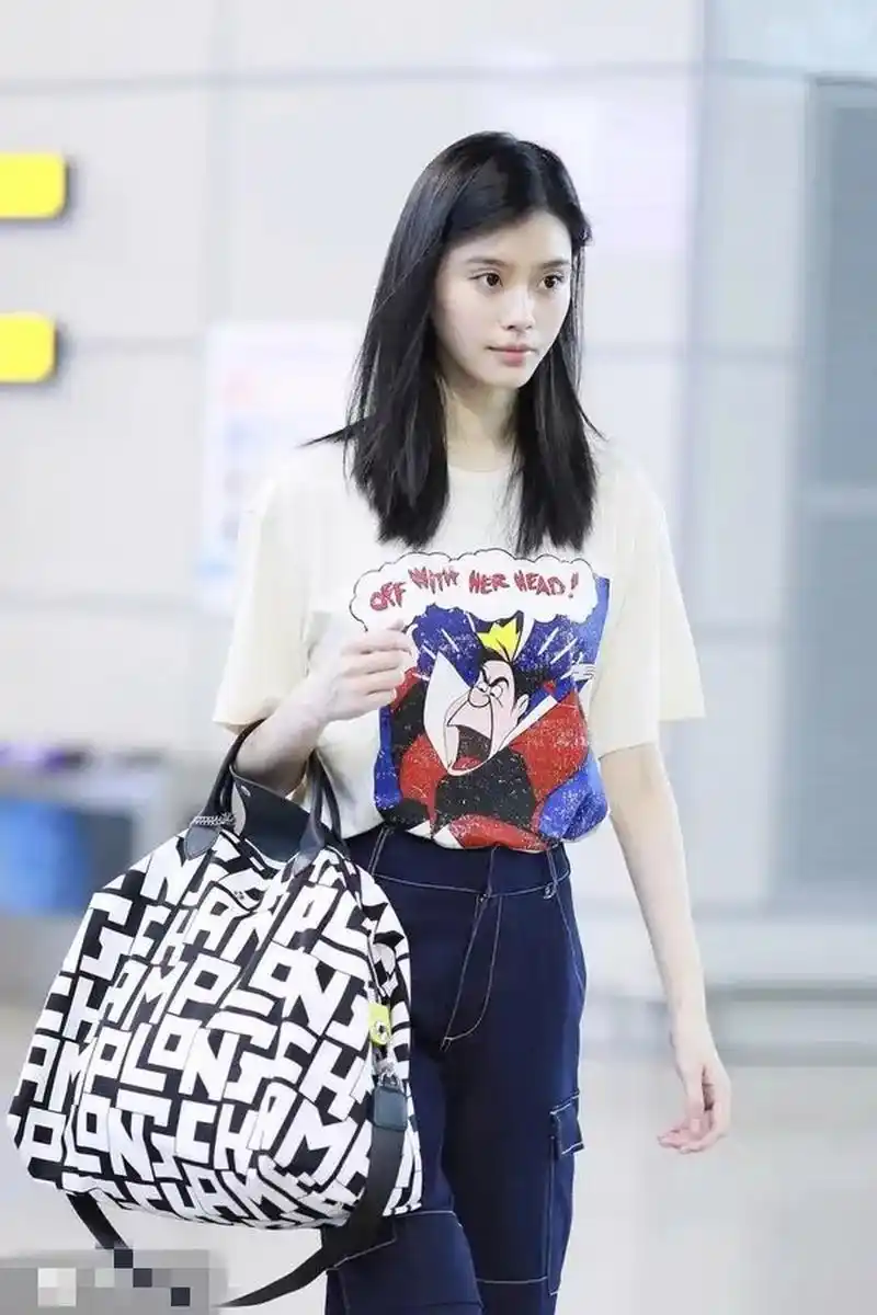 奚梦瑶穿t恤 直筒牛仔裤现身机场