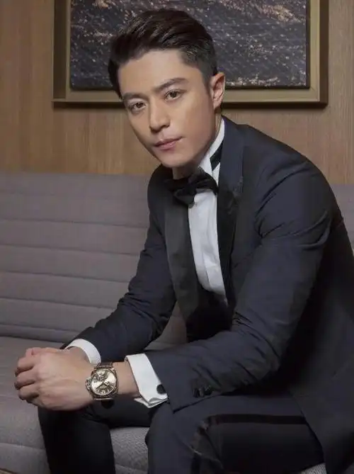 霍建华被曝净身出户后,穿一身西装出现在高档餐厅,状态很好