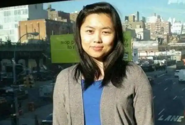 就在乐团烟消云散之际,刀郎邂逅了他的首任佳人杨娜.