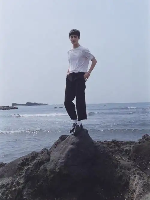 21岁刘昊然光脚拍照穿日式简约搭配变身清泉系美少年