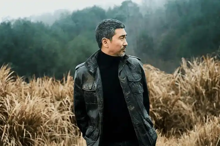 沙宝亮,在舞台上是歌王,是演员,是评委,是主持人,是纪录片的实践者;在