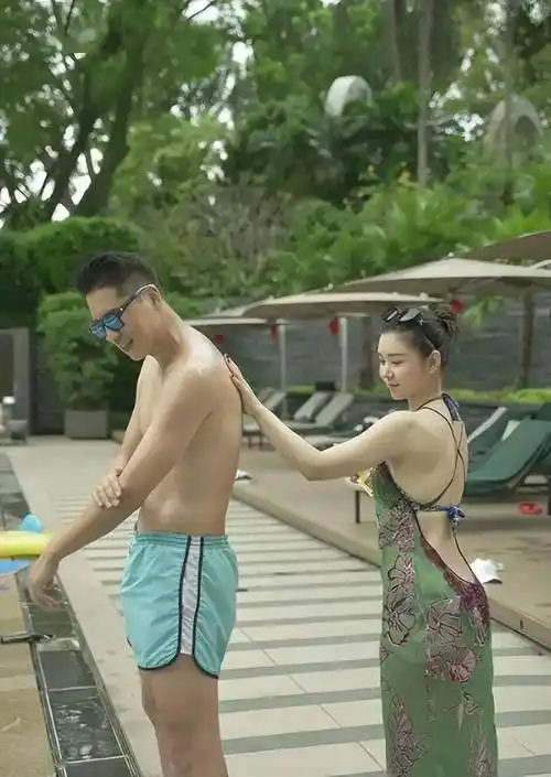 王雷妻子晒全家福李小萌穿泳装秀辣妈身材俩儿子长相如双胞胎