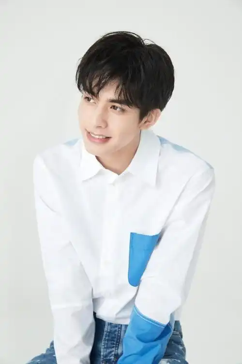 宋威龙笑起来真的好清爽一身温柔气质难怪吸引众多迷妹