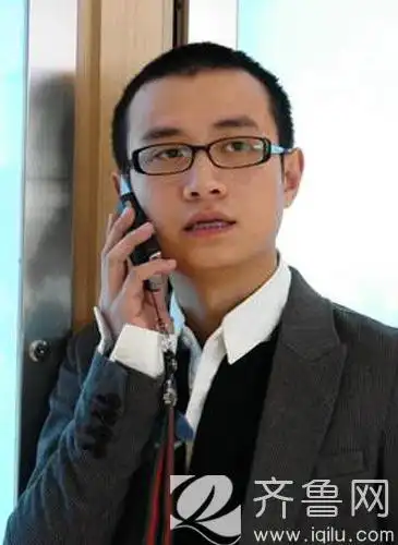 我是初中生,想剪短发,想剪一个比较有个性的,我戴眼镜是黑框的那种,最