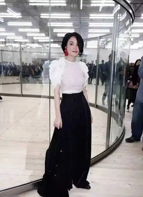 51岁王菲哪像"大婶辈",脸部紧致苹果肌饱满,穿白衬衫_