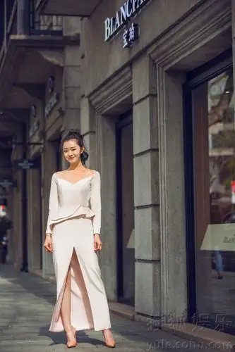 宋轶出席上海时装周 优雅大气笑容明媚成风景