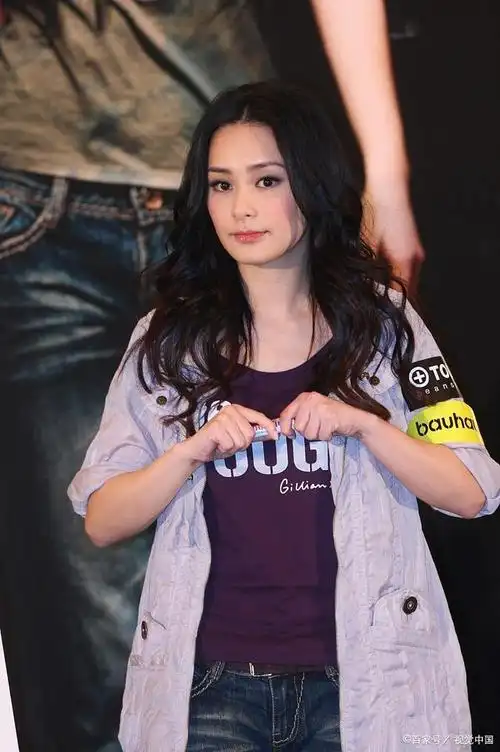 阿娇晒贴脸照为皇甫圣华庆生,疑似官宣新恋情,网友:对他有执念