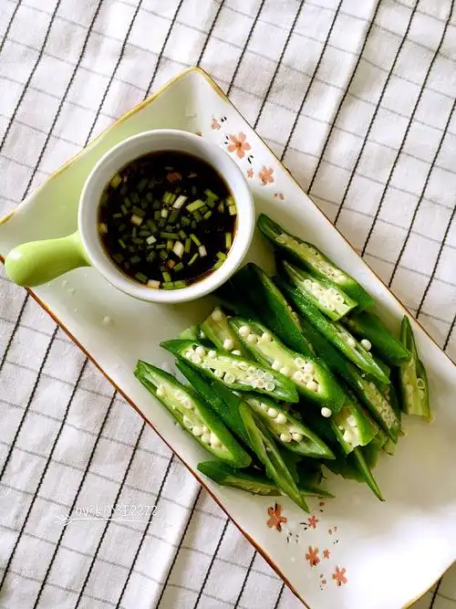 过水后的秋葵斜切成段,摆盘,浇上调好的汁,就好了