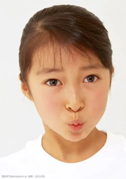 撅嘴的小女孩图片