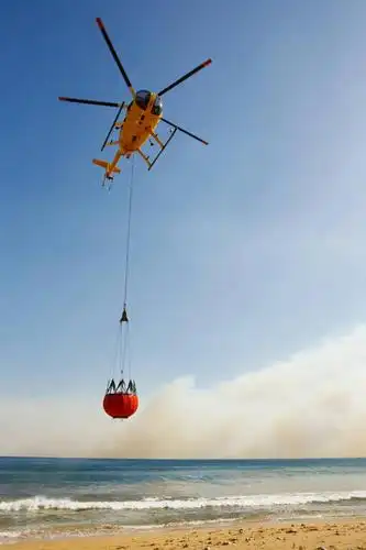 无人,消防员,竖图,室外,白天,仰视,生产线,海洋,水,火,吊挂,悬挂,工作