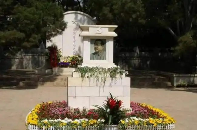 青山有幸埋忠骨什么人才有资格葬入八宝山第一大墓又是谁的