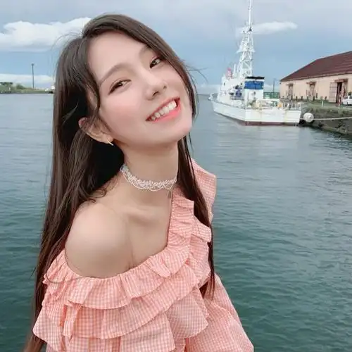 征集可以看到可爱小虎牙的图