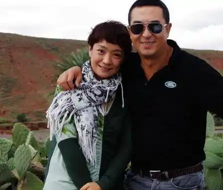 张嘉译娶的二婚老婆太值了!他笑的合不拢嘴,王海燕穿半裙还甜美!