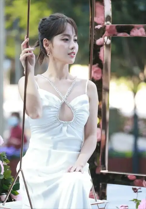 张嘉倪惊艳亮相!一袭镂空吊带裙女神范十足,吸睛无数_图片_白色_裙子