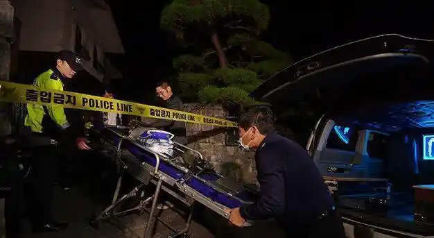 崔雪莉遗体运送现场,大批记者围堵抓拍