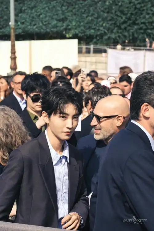 王俊凯cl巴黎时装周