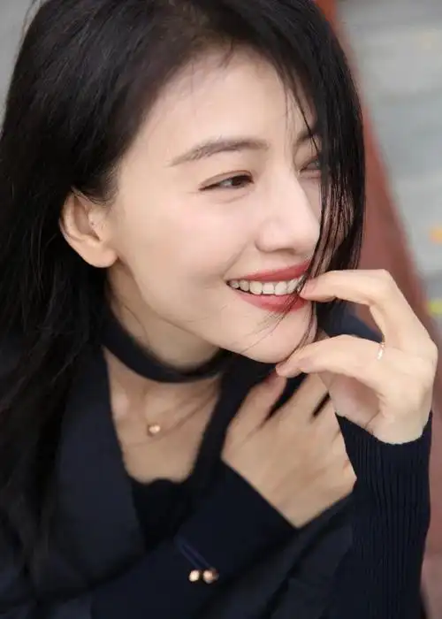 高圆圆说周芷若的发饰其实是扇子