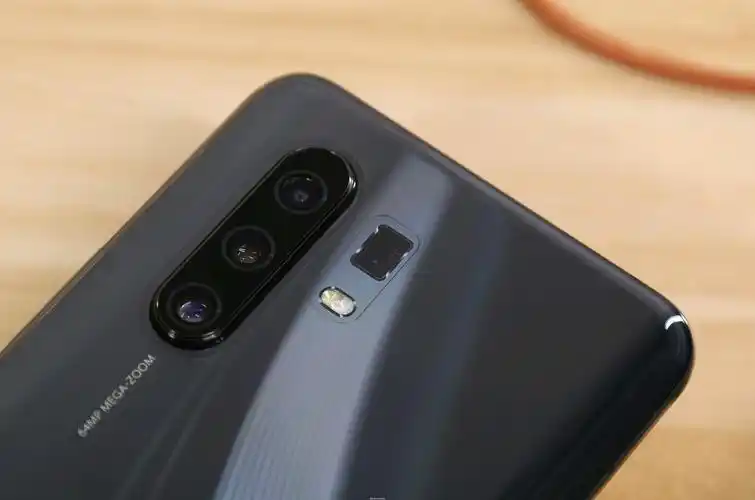 x系列上使用还是首次,有了潜望式超远变焦摄像头的加入,相信手机的