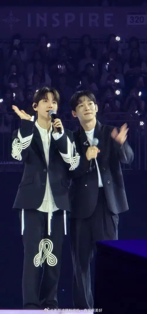 投稿  exo  边伯贤,金俊勉,金珉锡,朴灿烈,都暻秀,金钟大  今日舞台