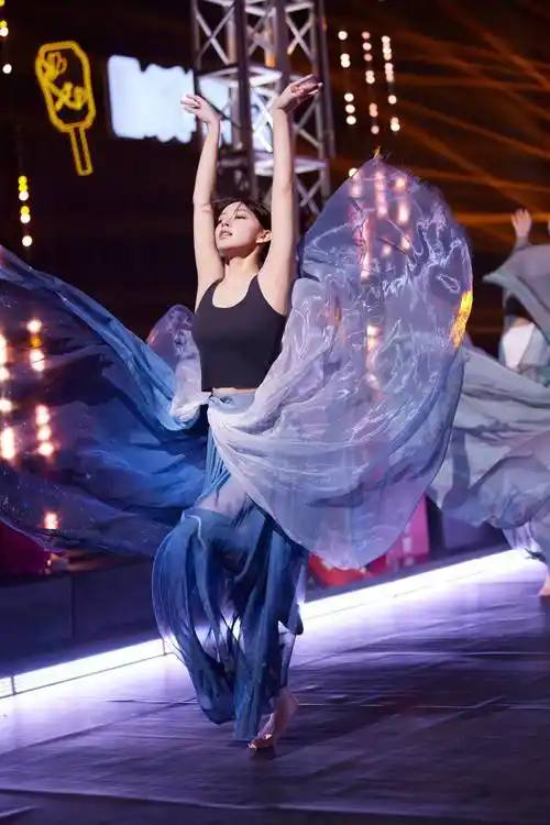 程潇蓝色蓬松长裙绝美舞台照_程潇_长裙_蓝色