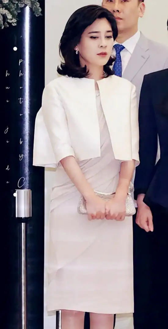 三星大公主李富真太会穿,职业西装穿出少女感,黑白极简也很美