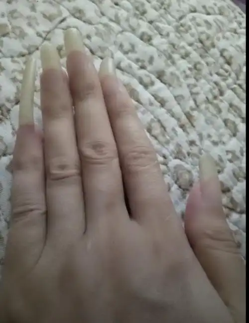 大半年在外工作回来发现女儿指甲很长,平时都叫她哥哥给她剪指甲都没