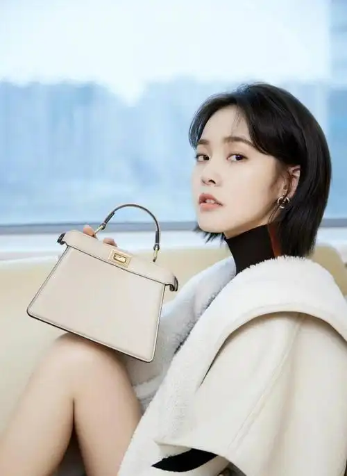 张佳宁自小父母离异,因母亲工作繁忙,跟着舅舅生活.