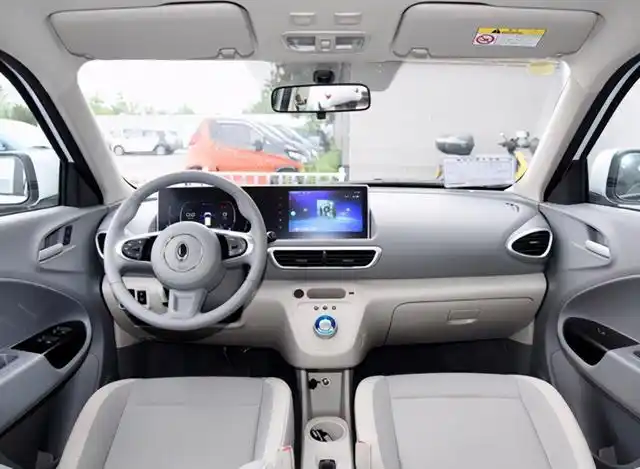 长城小野猫纯电动车内饰