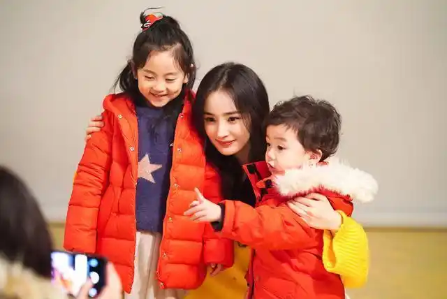 杨幂嘟嘴卖萌开启哄娃模式尽显温柔与小孩互动的模样母爱爆棚
