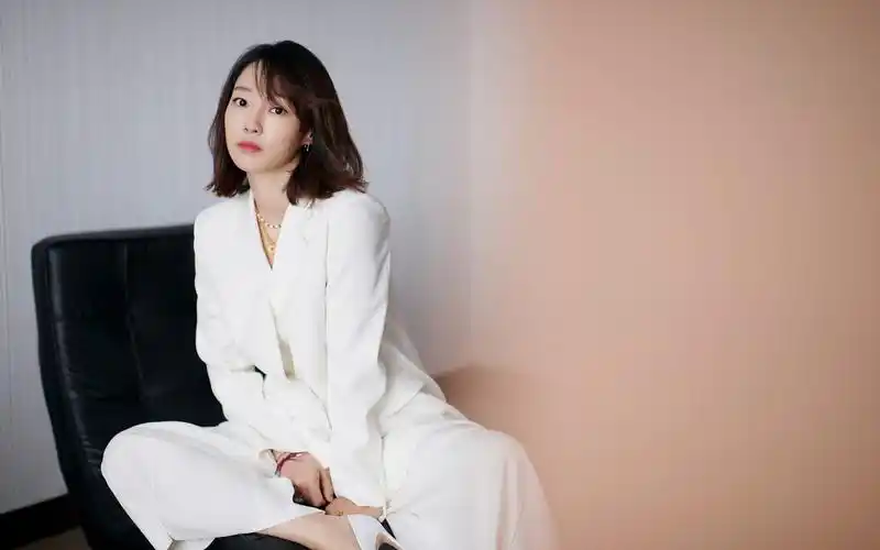 白百何西装短发壁纸27