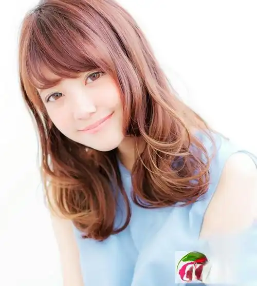 时尚发型 > 秋季最美染发 金棕亚麻色头发正流行金棕色搭配上深色染发