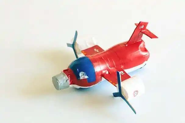 儿童废品做手工:矿泉水瓶废物利用手工制作飞机(步骤图解)10