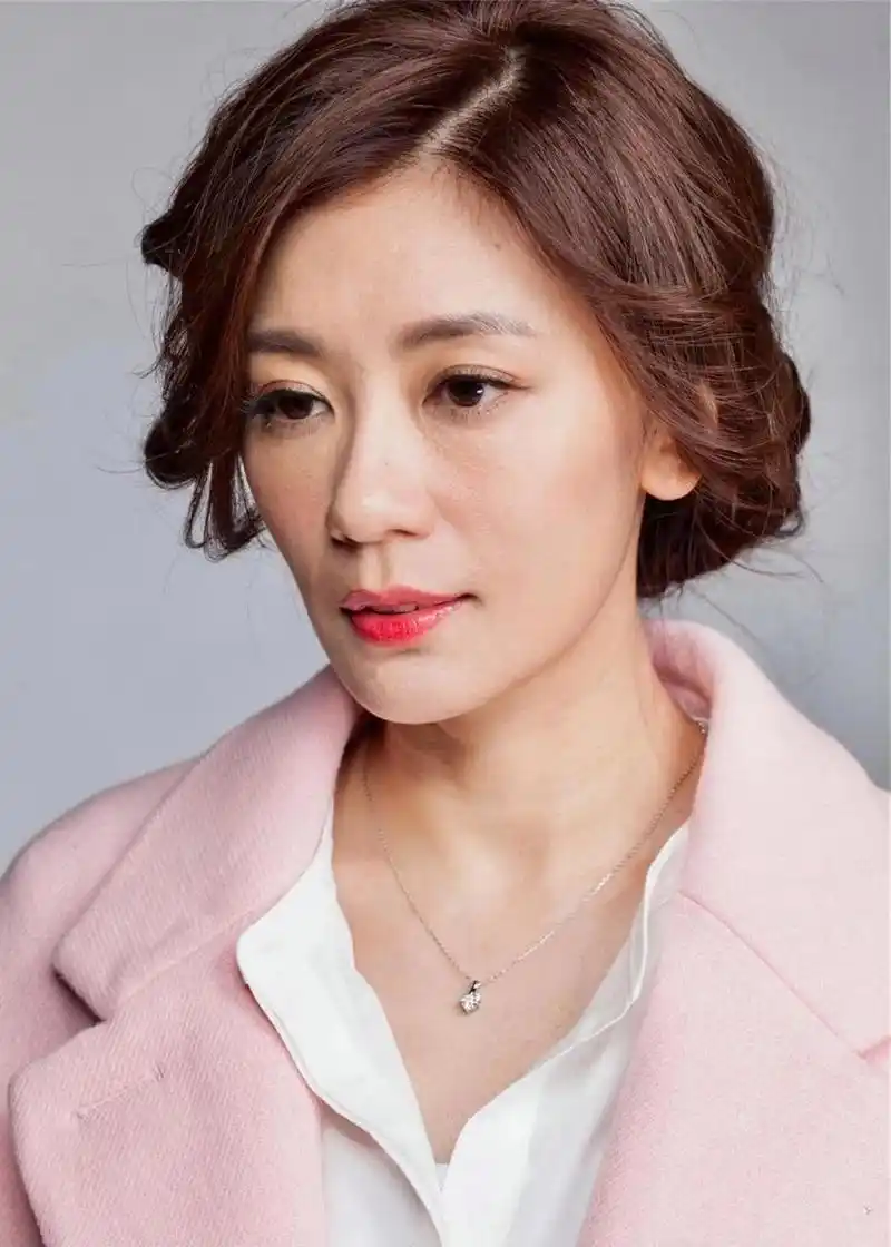 49岁的贾静雯,高清镜头下的面庞吼不住了,面容憔悴苍老,真的成了彻