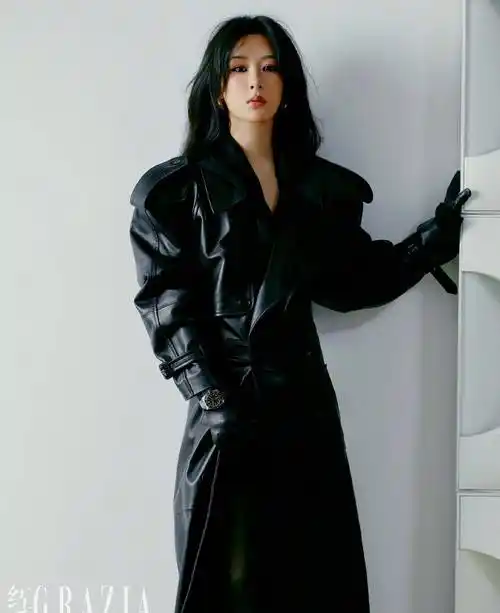 杨紫登上《红秀》封面,身前蝴蝶结秀腰,诠释时尚御姐风范_魅力_连衣裙