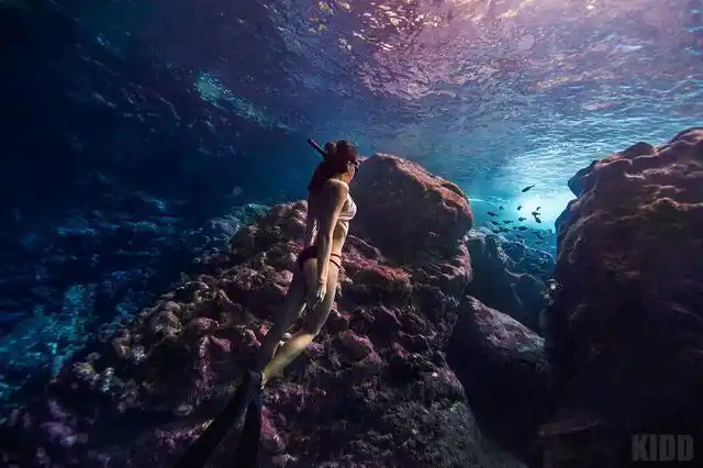 跟着美女去旅行:塞班蓝洞的水下梦幻之美