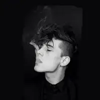 超酷男生抽烟头像