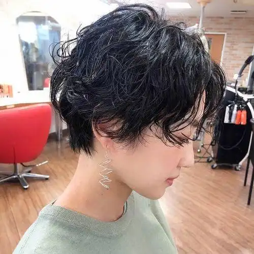 女士短发想要美,记得试试纹理烫,蓬松自然不夸张|发型|烫发|脸型|波波