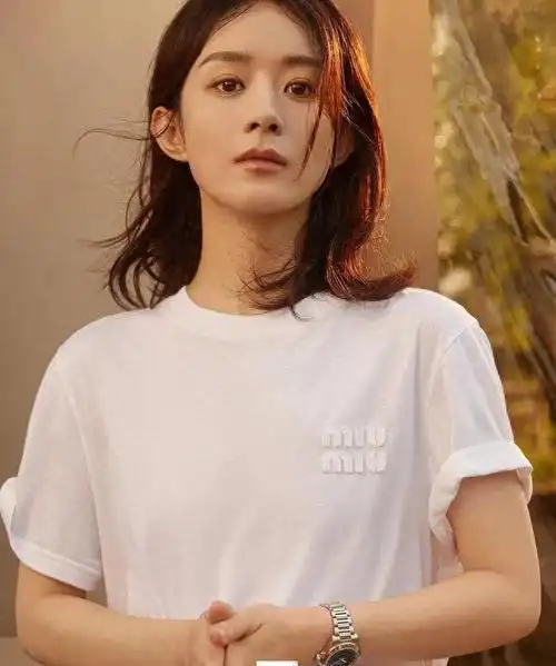 再加上这一次拍摄时尚大片是由腕表推封,所以在整体风格上,赵丽颖的