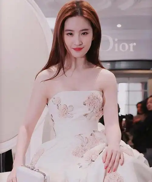 刘亦菲时尚活动吊带长裙