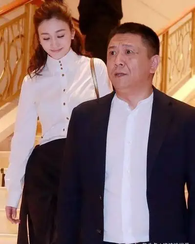 而她的现任丈夫徐佳宁也是圈中的制片人,两人在事业上都互相有帮助