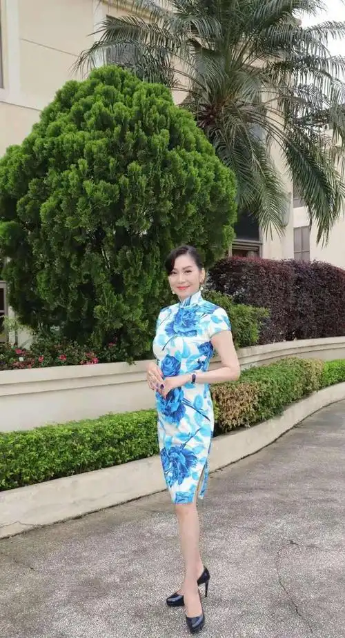 邝美云越老越时髦,穿绿色蕾丝礼服浪漫精致,57岁依旧风情万种