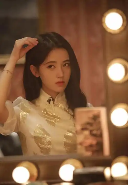 穿旗袍的鞠婧祎是那么美