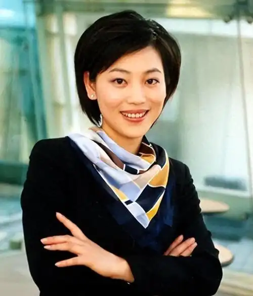 相对于经常出现在电视节目中的撒贝宁,康辉等知名主持人,同为央企主持