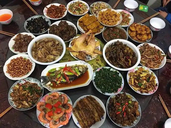 可我们只是简简单单的几个菜,因为我们在四川过年.