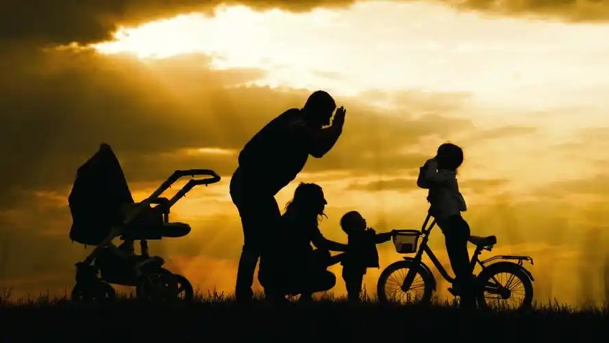 快乐的家庭 一家四口 婴儿车