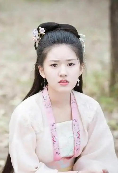 42岁于正晒绿茶图内涵22岁赵露思两人到底有什么恩怨