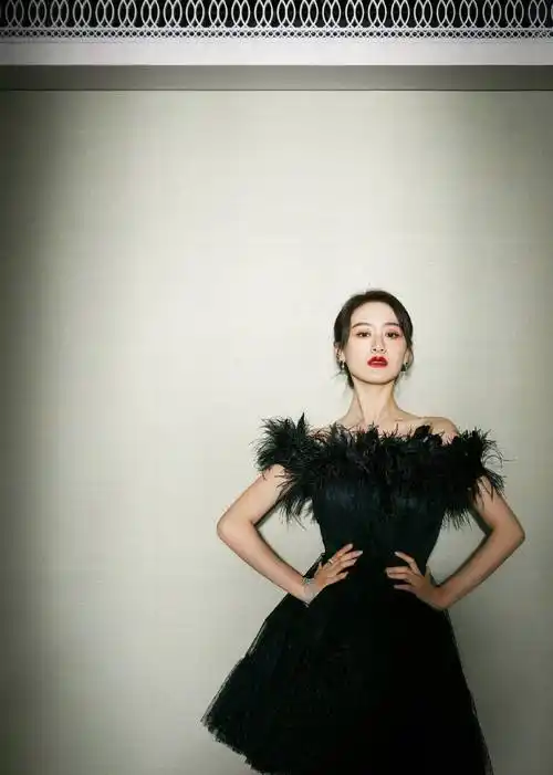 真不愧是仙女,袁冰妍穿香槟色礼服裙灵气满满,藏不住的少女气质_时尚