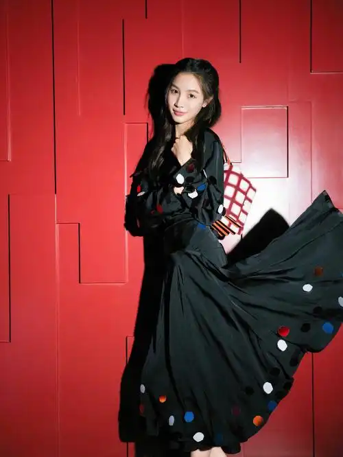 欢娱影视演员@张楠zz 演绎marni2021年新款早秋系列斜挎包