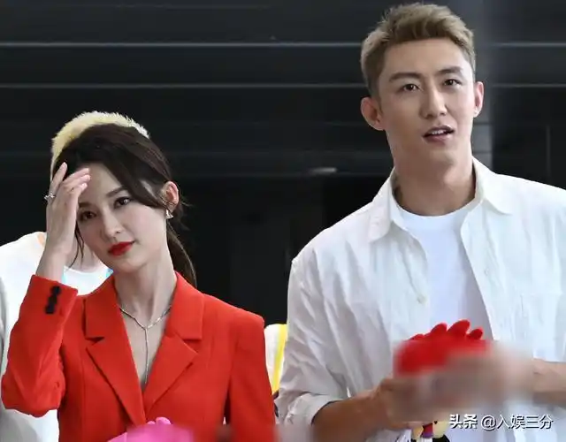 李沁和黄景瑜一起扫楼一身红裙好养眼生图下的身材绝绝子