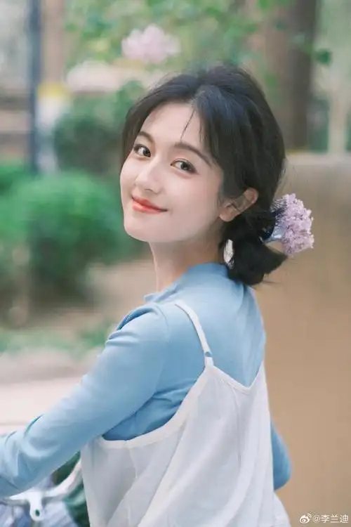 李兰迪穿清新小白裙 清纯甜美温柔娴静